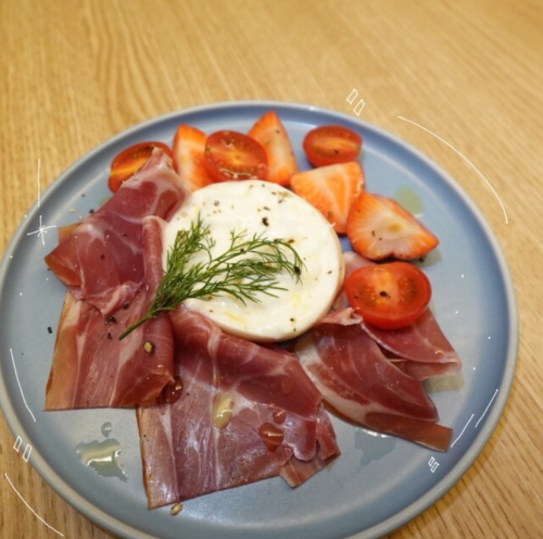 生ハムとブッラータのカプレーゼ