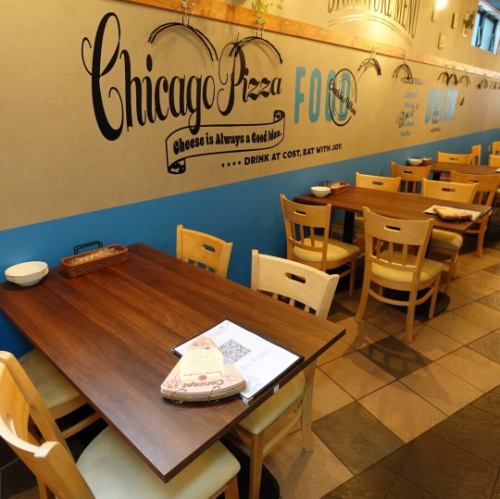 落ち着いた雰囲気の中でお食事をお楽しみください。様々なサイズのお席をご用意しております。少人数からご用意できるテーブルがございます。人気のお席となりますのでお早めにご予約をお願い致します。