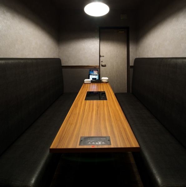 店内唯一の個室は、6名様までご利用いただけます。ソファー席となっていますので、ゆったりとお過ごしいただけます。完全個室はご接待やグループで祝う記念日にもぴったり。モノトーンで統一されたシックな大人空間で、ゆっくりとご宴会をお楽しみください。