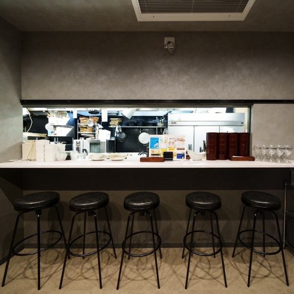 今日は一人で飲みたい気分！そんな方のために1階フロアにカウンター席を5席ご用意しております。料理が出来上がる様子を眺めたり、料理長やスタッフとおしゃべりしたりと、お一人様の時間を満喫いただけます。デートや同僚とのサクのみなど、お一人様はもちろん、お二人様でも気軽にお使いください。
