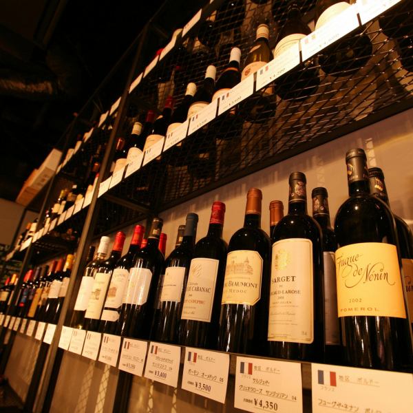 The store is packed with about 250 types of wine from countries such as France, Italy, and Spain.It's a space that makes you happy just by looking at it.