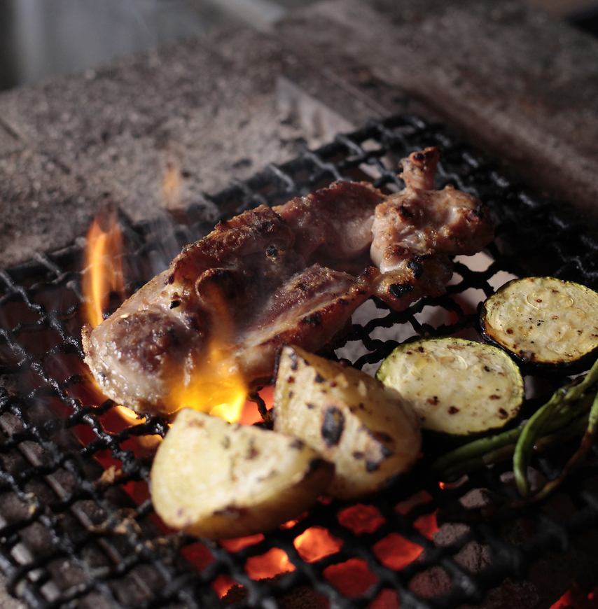 こだわりの炭火焼きとソムリエ厳選ワインが◎すすきの駅徒歩１分・毎朝５時まで営業！