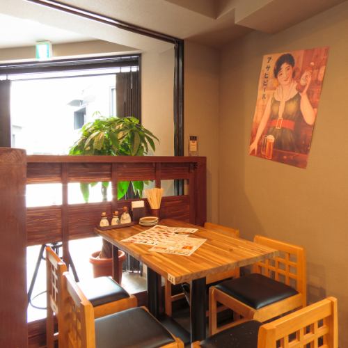 <p>明るく綺麗な店内に木の温もりあるテーブル席。3～4名でのちょっとした飲み会や普段使いに、気軽に使えるお店です。ハイボール1杯280円～なのでサクッとお仕事帰りの1杯にも◎</p>