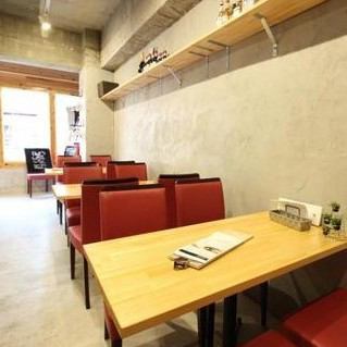 It is recommended from 2 people the table seat where you can sit down relaxedly. You can enjoy both food and drink in the space where you can comfortably welcome you during lunch time and after work.