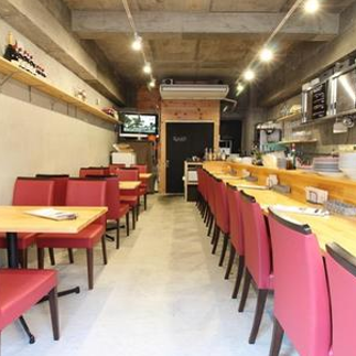 Bright shop ♪ There are table seats and counter seats ★ Private parties are also welcome!