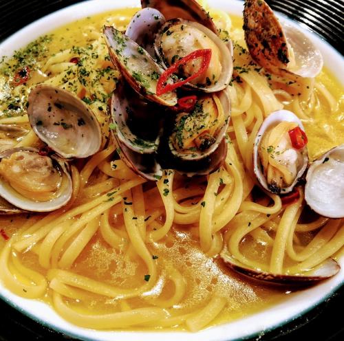 Vongolelo bianco with lots of clams