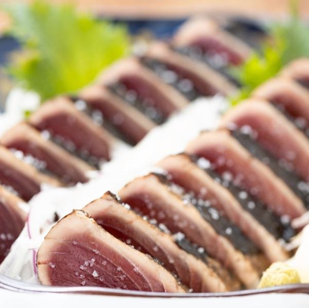 【名物】高知の伝統を品川で!注文が入ってから一気に焼き上げる炎舞う「藁焼き鰹のたたき」