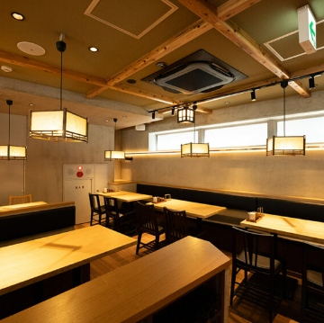 総席数103席の広々とした店内は、和の温もりとモダンなデザインが調和した心地よい空間。2~6名様でご利用可能な使い勝手の良いテーブル席を多数ご用意しております。高輪ゲートウェイ駅徒歩4分とアクセスも抜群。仕事帰りの一杯から、最大103名様の店舗貸切による大規模なご宴会まで、幅広い用途でご利用いただけます。