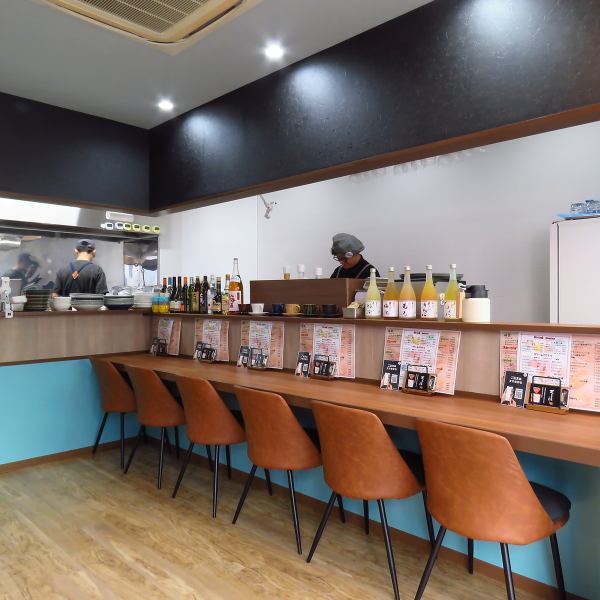 1階にはカウンター席をご用意。お一人様やカップルでのご利用にぴったりの、落ち着いた空間です。仕事帰りのサク飲みやデート、気軽な食事に最適です。洗練された雰囲気の中で、ゆったりとくつろぎながら、美味しいイタリアンとドリンクをお楽しみいただけます。