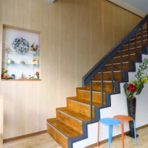 2階へ続くかわいい階段を上がった先には、落ち着いた雰囲気の2人掛けテーブル席をご用意。暖かい色のライトが灯るおしゃれな空間は、デートや記念日、ゆったりとした友人とのおしゃべりにぴったりです。周りの目を気にせず、こだわりの料理とともに特別なひとときをお楽しみ頂けます。