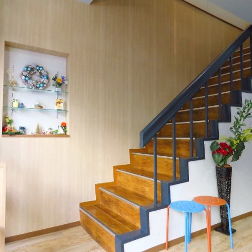 2階へ続くかわいい階段を上がった先には、落ち着いた雰囲気の2人掛けテーブル席をご用意。暖かい色のライトが灯るおしゃれな空間は、デートや記念日、ゆったりとした友人とのおしゃべりにぴったりです。周りの目を気にせず、こだわりの料理とともに特別なひとときをお楽しみ頂けます。