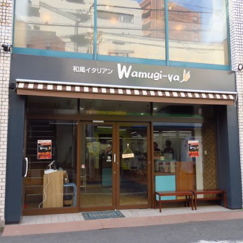 当店では、20名様以上での貸切利用も承っております。パスタやピザ、豊富なアラカルトメニューにドリンクも充実しており、友人とのパーティーや会社の歓送迎会、記念日などさまざまなシーンでご利用いただけます。落ち着いたおしゃれな空間を貸切れば、周りを気にせず思い思いに楽しめる特別なひとときをお届けします。