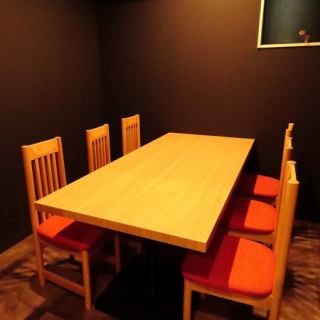 We have 2 private rooms that can accommodate up to 6 people.Please enjoy yourself in a private space.