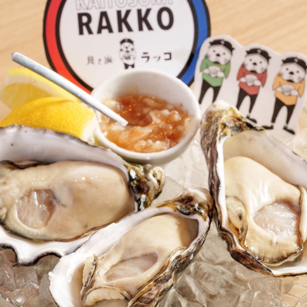 我们引以自豪的炭烤新鲜牡蛎！请在时尚的餐厅轻松享用海鲜。