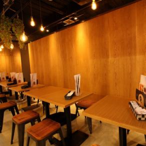 We also have table seats that are recommended for groups of 2 to a large number of people.Enjoy delicious wine and food in a warm and warm store with a wood grain tone!