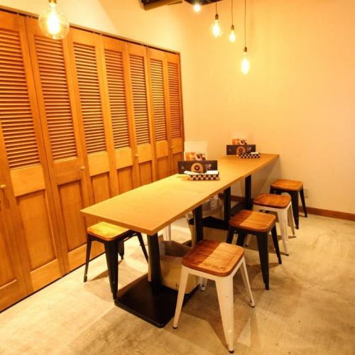 The semi-private room located on the left hand side of the store has 2 people x 4 rooms and 4 people x 2 rooms.The partition door moves, so you can create a private room depending on the number of people, and you can create a semi-private room for up to 16 people.