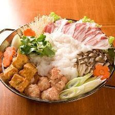 <Includes all-you-can-drink> 8 dishes including hotpot with lots of ingredients, skewers, local chicken, etc. ``Rokukokuro Pork Sleet Hot Pot Course'' 5,000 yen ⇒ 4,500 yen
