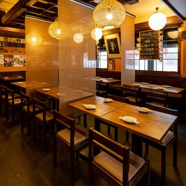 店内は木の温もりを感じる空間で、アットホームかつ落ち着きのある雰囲気です。少人数から大人数まで、ご利用人数に応じて調整可能なテーブル席を完備しており、ご家族やご友人との食事会、会社の飲み会など幅広い場面で大活躍いたします♪