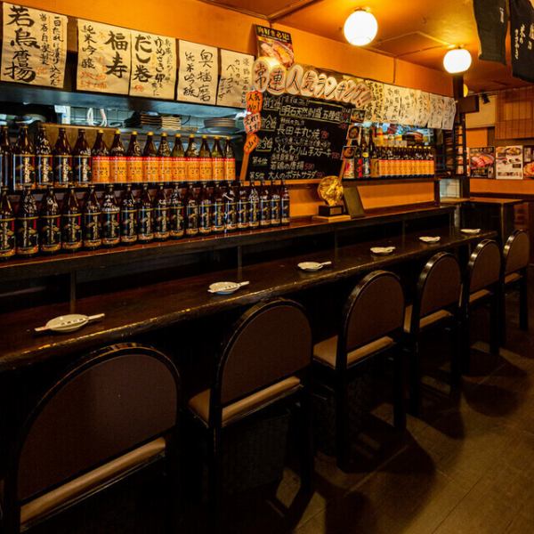 お一人様でも気軽にご利用いただけるカウンター席もございます。お仕事帰りの一杯や、少しだけ美味しいものを食べたい気分の時など、様々なシーンでご活用ください♪料理人の手捌きを眺めながら、ゆっくりと自分だけの時間を満喫していただけます。