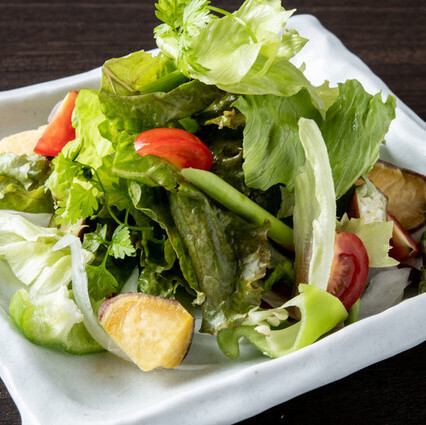 地元神戸の野菜を使ったグリーンサラダ