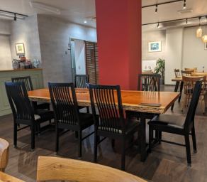 Table (up to 7 people) *When it is busy, you may be asked to share a table.