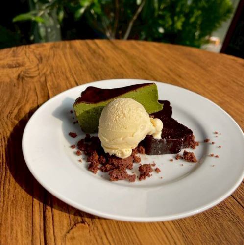 <<Café time only>> Assorted desserts