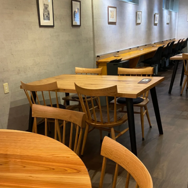 【リラックス空間のカウンター】カウンター席10席を完備し、おひとり様や少人数でも気軽にお越しいただけます。充電スペースもあるため、リラックスしながら自分の時間を楽しめます。海にも近く、釣りの帰りにぜひ立ち寄ってみてください。心地よい空間で、特別な時間をお楽しみいただけます。