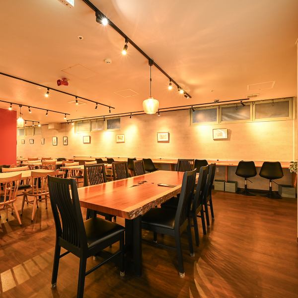 【心地よい集いの場】当店は、家族の集まりや女子会に最適なテーブル席を8卓完備しています！おしゃれで落ち着いた店内は、団体様のご利用にも対応可能で、テーブルを繋げて広々とご利用いただけます。お洒落な空間で、いつもと違うワンランクアップのお時間をお楽しみ下さい。