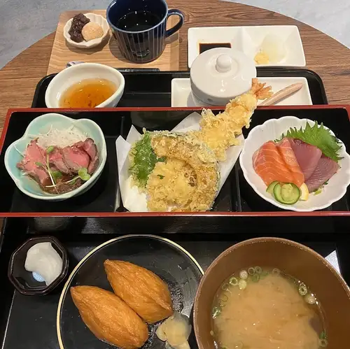 柚子味松堂便當盒套餐(含味噌湯、稻荷壽司、茶碗蒸煮和咖啡)