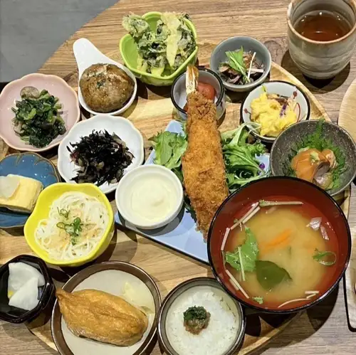 主廚精選小吃套餐(含味噌湯、豆皮壽司、白飯、咖啡和甜點)
