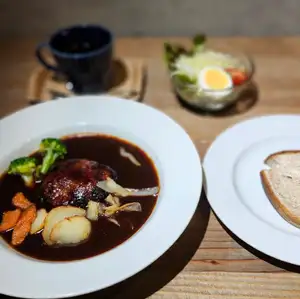 漢堡牛排燉菜套餐（含米飯或麵包、沙拉和咖啡）
