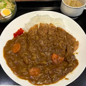 牛排和牛筋咖哩（配沙拉和小湯）