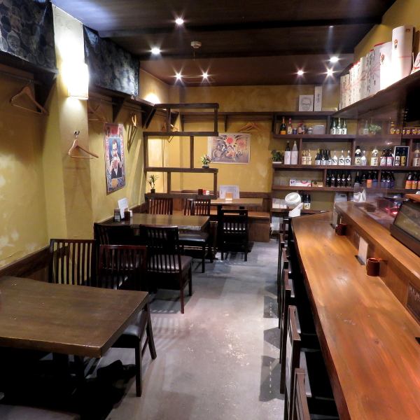 銀杏北通りの地下に位置する隠れ家的なお店です。お客様同士の笑い声も聞こえてくる、こぢんまりした大衆酒場です。