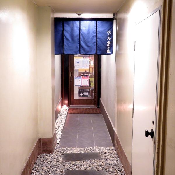 階段を下りると石畳・砂利の和モダンな通路。