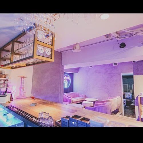 六本木の隠れ家シーシャバーで特別な時間を。200種類以上のフレーバーと豊富なドリンクが揃い、初心者でも安心のサポート付き。ポーカーや貸切利用も可能な贅沢空間で、友人とのひとときやリラックスしたい夜に最適です。煙の香りと共に心安らぐ新感覚のリラクゼーションをお楽しみください。