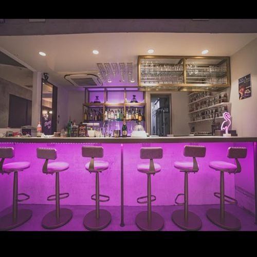 隠れ家のようなプライベート空間で、厳選されたお酒と香り高いシーシャをお楽しみいただけます。都会の喧騒を忘れてリラックスできる特別なひとときをご提供。貸切対応も可能で、仲間内の集まりや特別なパーティーにも最適！初めての方でも丁寧にサポートするので安心。極上の癒しの時間をぜひご体験ください。