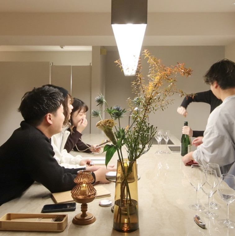 白を基調とした落ち着いた雰囲気温♪お家のようなリラックス空間