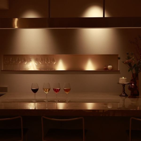 【高岳駅徒歩約2分の好立地】白を基調とした、落ち着いたお家のような温かい空間が魅力。ナチュラルな空間は、お一人様から大人数まで幅広いシーンでご利用いただけます。20名前後での貸し切りも大歓迎！事前にご相談ください。