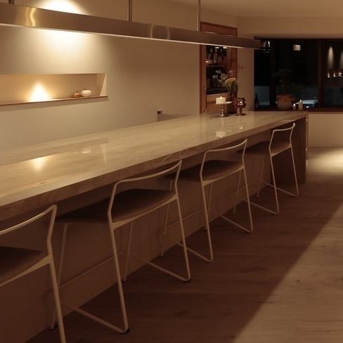 お料理が出来上がる様子を間近で見られる臨場感あふれるカウンター席は、お一人様でのご利用や、親しい方とのデートに最適です。ゆったりと流れる時間をご堪能ください。