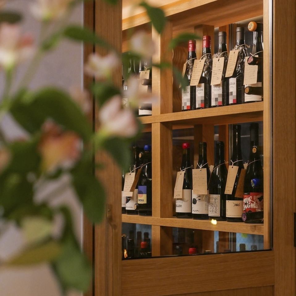 ワインセラーから選べる楽しさ!ソムリエ厳選の多彩なワインたち