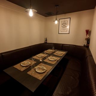 A completely private VIP room with sparkling chandeliers.All the seats are sofas so everyone can relax comfortably.Recommended for girls' parties, group dates, birthday parties, etc.Enjoy a gorgeous party.*Reservations are accepted for 4 people or more.This private room is extremely popular, so book early!