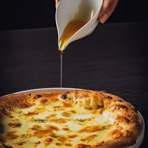 4種チーズとはちみつ添えのピザ