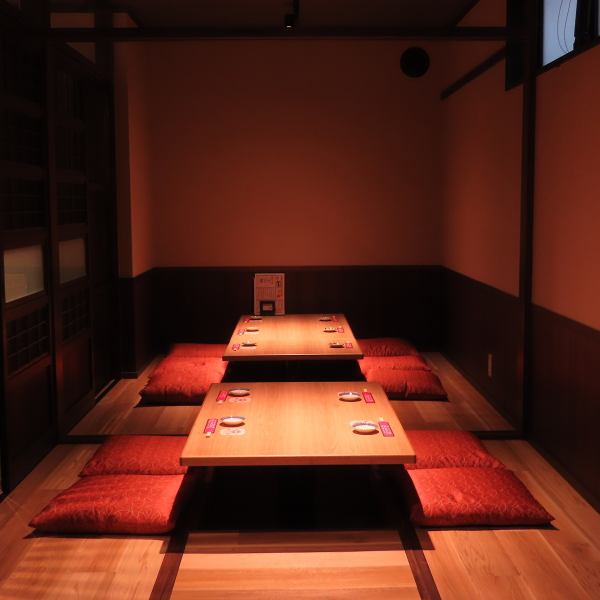 足を伸ばして寛げる掘りごたつ式の個室を完備。会社のご宴会や打ち上げなど、大人数での集まりに最適です。周りを気にせず、美味しい料理と地酒を囲みながら賑やかなひとときを。一体感のある特別な夜を演出いたします。