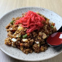 ゴロゴロニンニクの黒チャーハン