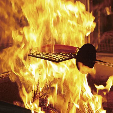 五感を刺激する【藁焼き】