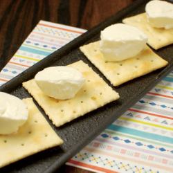 蔵王クリームチーズ ～クラッカー添え～