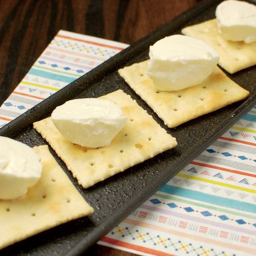 蔵王クリームチーズ ~クラッカー添え~