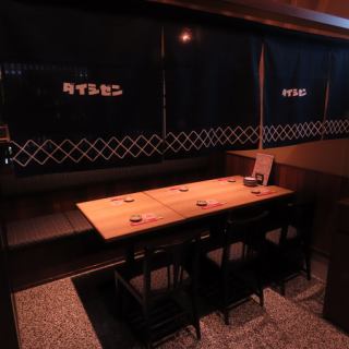 ご家族での夕食やご友人との飲み会にぴったりなテーブル席をご用意しております♪木の温もりを感じる落ち着いた雰囲気の中で、ゆっくりとお食事をお楽しみいただけます◎美味しい料理と東北各地の地酒を存分に味わいながら、周りを気にせずご歓談ください！様々なシーンでご利用いただける使い勝手の良いお席となってます♪