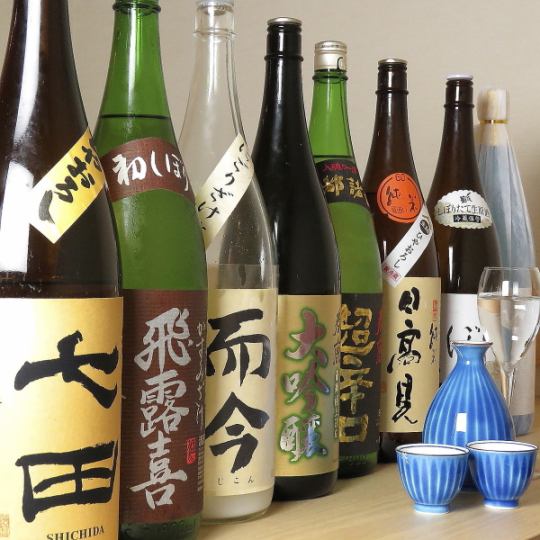 店主がこだわり厳選して仕入れた日本酒各種。常時10種類以上をご用意しております。