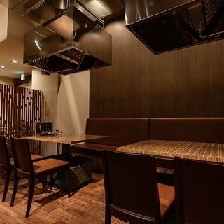[For yakiniku dates!] The clean and stylish space is perfect for dates ♪ In addition to tables, counter seats are also available! Enjoy delicious meat with your loved ones.* Equipped with ventilation equipment! Recommended for women and those who are concerned about odors.